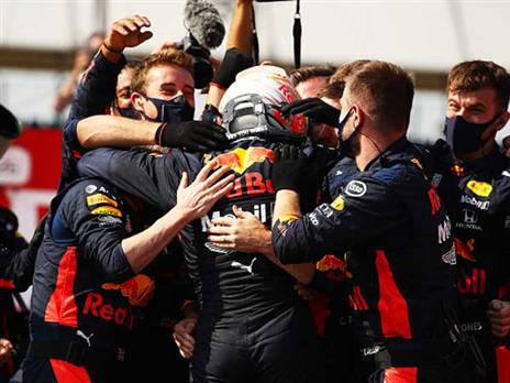 ורסטאפן חוגג עם קבוצת רד בול (getty)