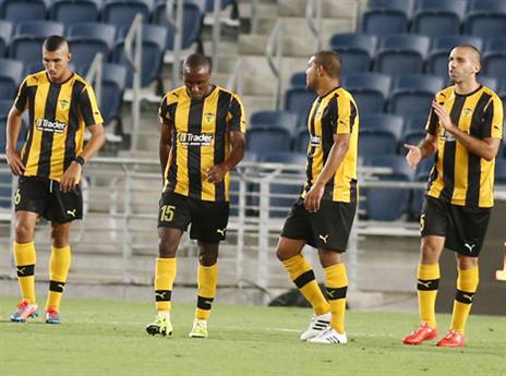 שחקני בית"ר אחרי התבוסה לשרלרואה (אלן שיבר)