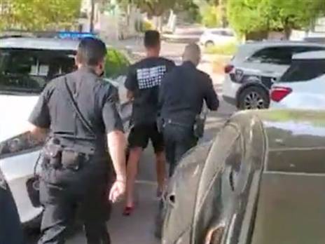 נלקח באזיקים לתחנת המשטרה (אלן שיבר)