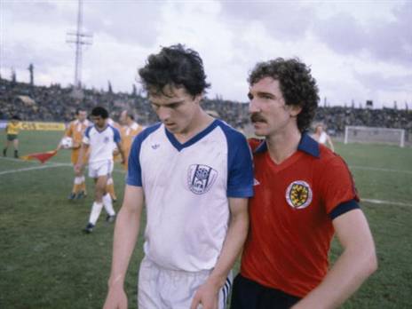 אבי כהן ז''ל וגרהאם סונס בניצחון 0:1 של סקוטלנד ב-1981 (GETTY)