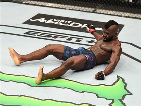 קסנגנאי מתמוטט אחרי הבעיטה (getty)