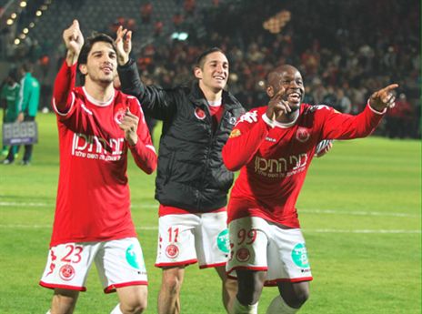 קנדה (משמאל) והפועל חוגגים. היו ימים (אלן שיבר)