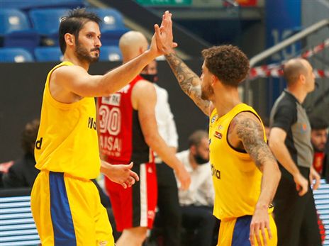 הצהובים חוגגים עלייה לחצי הגמר (אלן שיבר)