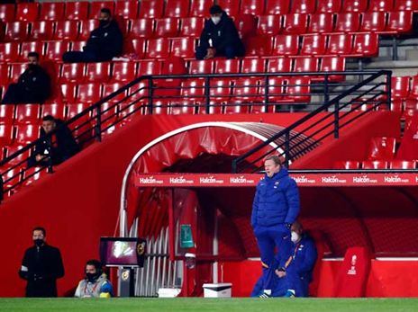 רונלד קומאן צופה בשחקניו (Getty)