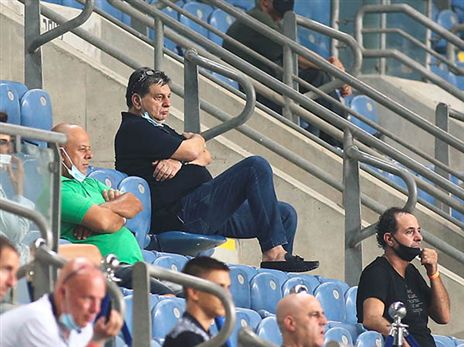 "משפחת שום משתמשת במועדון לקידום צרכיה האישיים" (אלן שיבר)