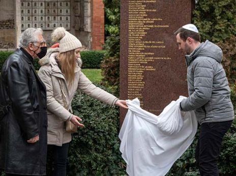 משפחתו של טות' חושפת את האנדרטה לזכרו