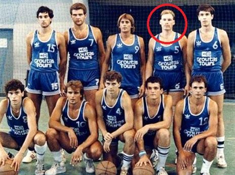 אלברט מלאך במדי נבחרת יוון (צילום מסך)