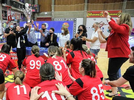 גביע חמישי הפועל ראשל"צ (צילום: הדר ואן קולא איגוד הכדוריד)