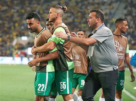 טען לקללות קשות נגדו. עוואד (אלן שיבר)