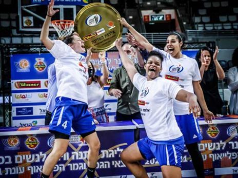 רגע ההנפה (באדיבות מנהלת ליגת העל לנשים)