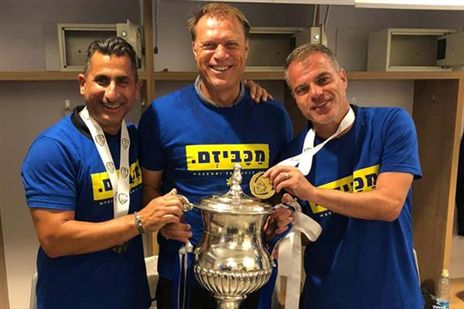 דוד (מימין) לצד ואן לוון. ימשיך לעקוב מקרוב אחרי הפרוייקט של ההולנדי (האתר הרשמי)