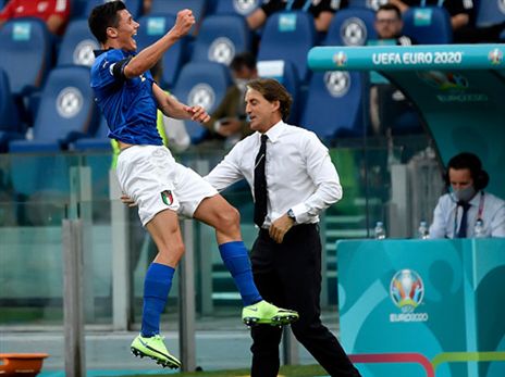 פסינה ומנצ'יני. כולם סומכים על המאמן (getty)