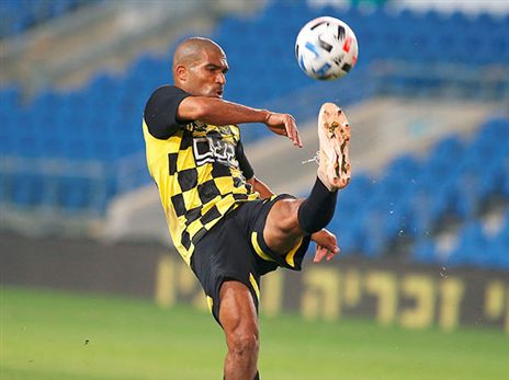 מגבו ילבש אדום? (אלן שיבר)