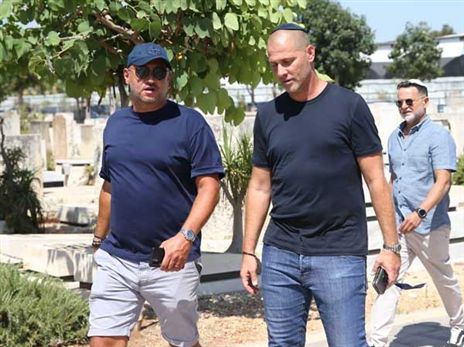 אבי נמני מגיע לחלוק כבוד אחרון לוויקי פרץ (אודי ציטיאט)