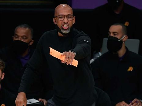 רנדל מאחורי מונטי וויליאמס. "יש לו מודל לחיקוי מצוין" (Getty)