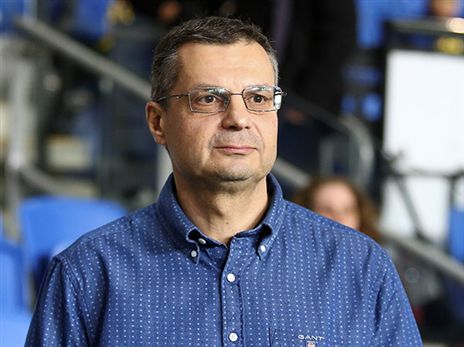 אנגלידיס משוחח עם ראשי פיזה (אלן שיבר)