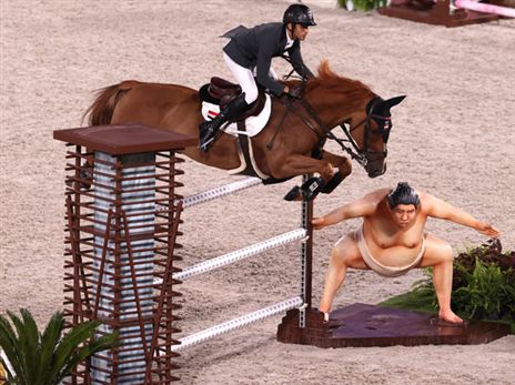 פסל לוחם הסומו בצד המסלול (getty)