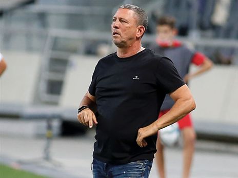 קלינגר, מתלבט בין שני שחקנים (אלן שיבר)