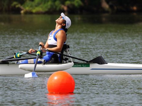 מורן סמואל. נושאת הדגל לצד נדב לוי (קרן איזיקסון)