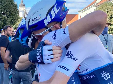 יופי של ניצחון, אינהורן מקבל חיבוק (בטיני ספורט)