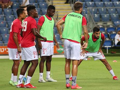 צריכים להביע את מחאתם. שחקני הפועל (צילום: אודי ציטיאט)