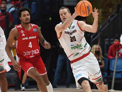 רול לא ריחם על האדומים (ברני ארדוב)