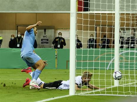 חוסר מזל. בוקארדט נועץ את המהפך ברשת (Getty)