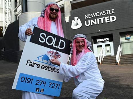 אוהדי ניוקאסל חוגגים. קיבלו זיק של תקווה (GETTY)