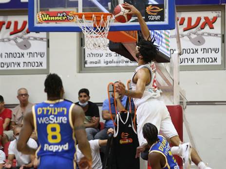 "גדול יותר מכדורסל". גלבוע/גליל מטביעה את מכבי (צילום: אודי ציטיאט)
