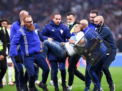 האוהד המקומי שפרץ למגרש הוצא על ידי האבטחה (getty)