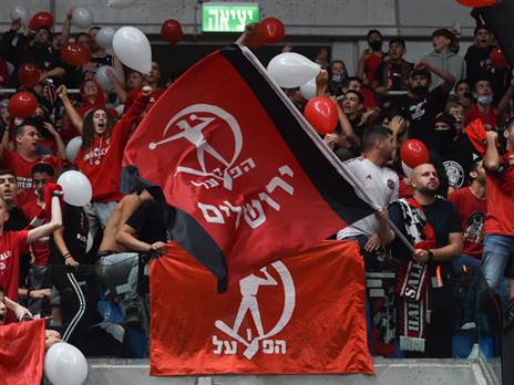 יש תקווה? אוהדי ירושלים אמש (צילום: ברני ארדוב)