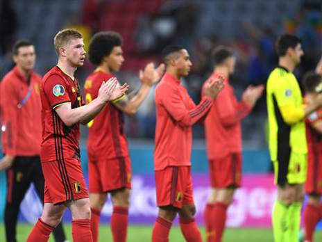 קווין דה בריינה ושחקני בלגיה מודים לקהל (Getty)