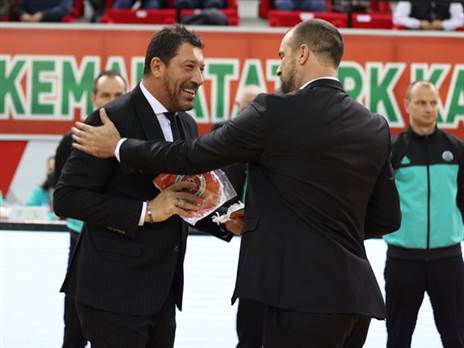 המאמנים מחויכים בפתיחה (FIBA)