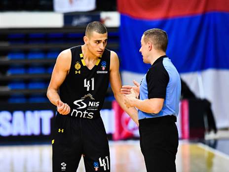 ים מדר והשופט. משחק יעיל בשני צדדי המגרש (Getty)