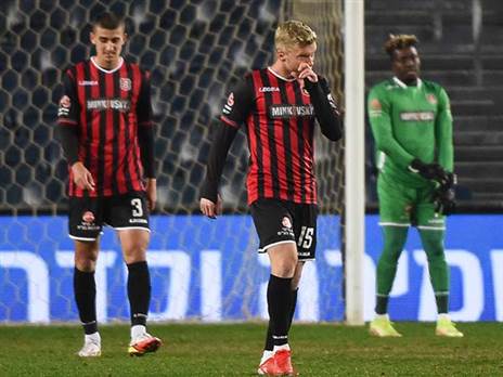 "איך מקבלים שערים כאלה?" שחקני י-ם מאוכזבים (צילום: ברני ארדוב)