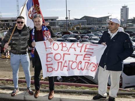 מפגן תמיכה מחוץ למנל התעופה (GETTY)