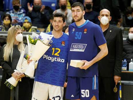 לפני המשחק, הקבוצה כיבדה את זוסמן בטקס (צילום: אלן שיבר)