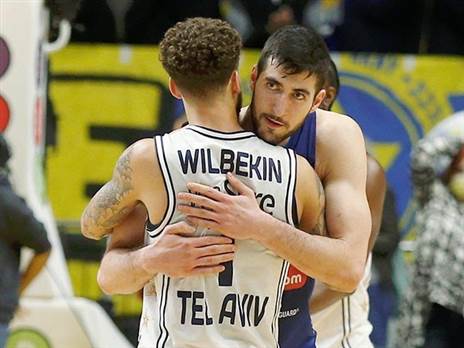 ומשיגה עוד ניצחון בקרב על הפלייאוף (צילום: אלן שיבר)