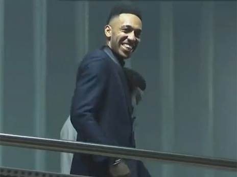 החלוץ מחוץ למשרדי המועדון