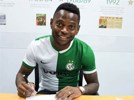 חותם על החוזה (האתר הרשמי של מכבי חיפה)