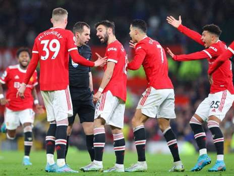 יקבלו עונש? שחקני יונייטד מקיפים את השופט (GETTY)