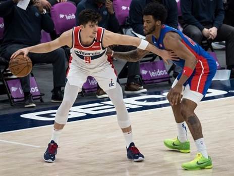 סאדיק ביי שומר על דני אבדיה. נבחרו באותה השנה (Getty)