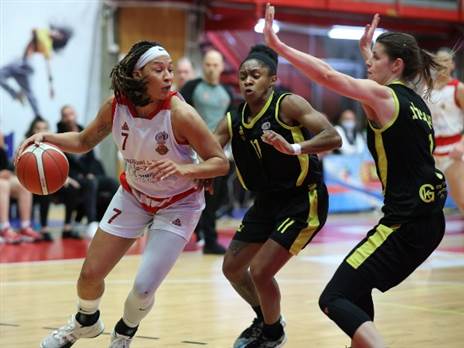 סימס עם הכדור (קרדיט: מנהלת ליגת העל לנשים בכדורסל)