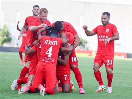 שחקני כפר קאסם חוגגים. מאמן חדש (דני מרון)