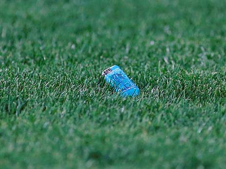 אחד המצתים שהושלך לכר הדשא (אלן שיבר)