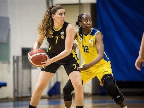 גילי אייזנר מול אליסון הייטאוור (קרדיט: מנהלת ליגת העל לנשים בכדורסל)