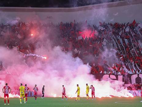 קבוצתם תענש בעקבות האבוקות. אוהדי הפועל ת"א (דני מרון)
