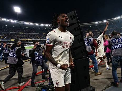 רפאל לאאו חוגג. מילאן עדיין תלויה בעצמה, אך זה לא יהיה קל (GETTY)