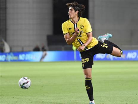 יוסט לעמדת המגן השמאלי. גנדלמן (ברני ארדוב)