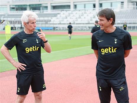 ונטוריה לצד קונטה  (Photo by Tottenham Hotspur FC/Tottenham Hotspur FC via Getty Images)